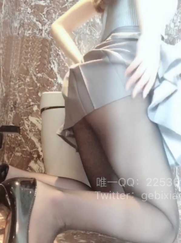 隔壁小姐姐 短裙撕黑丝 [1V/1.56G]