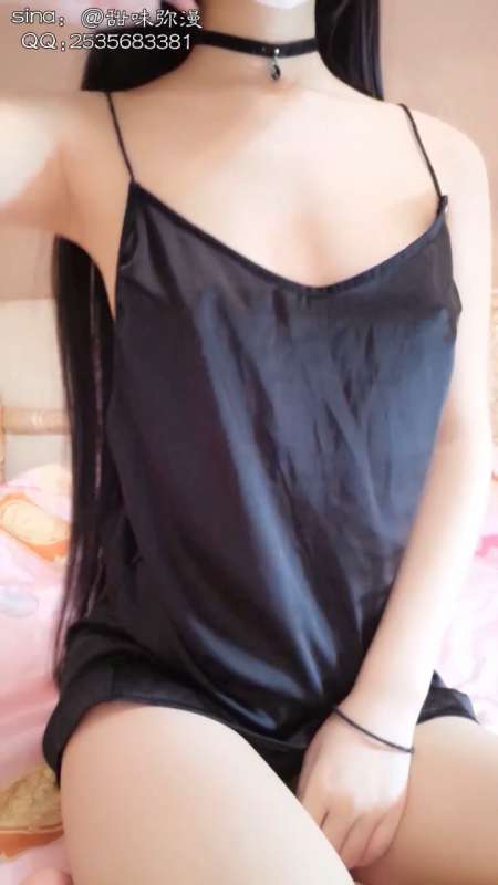 萌白酱 (一口幼桃) 黑色睡衣 [4V/427M]