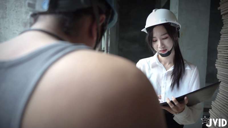 薰草 工地水电工之狼狈围奸 [28P+1V/406M]