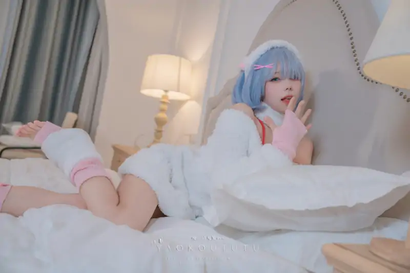 极品网红黏黏团子兔(咬一口兔娘)视图作品原版两套 [105P+1V/2.41G]