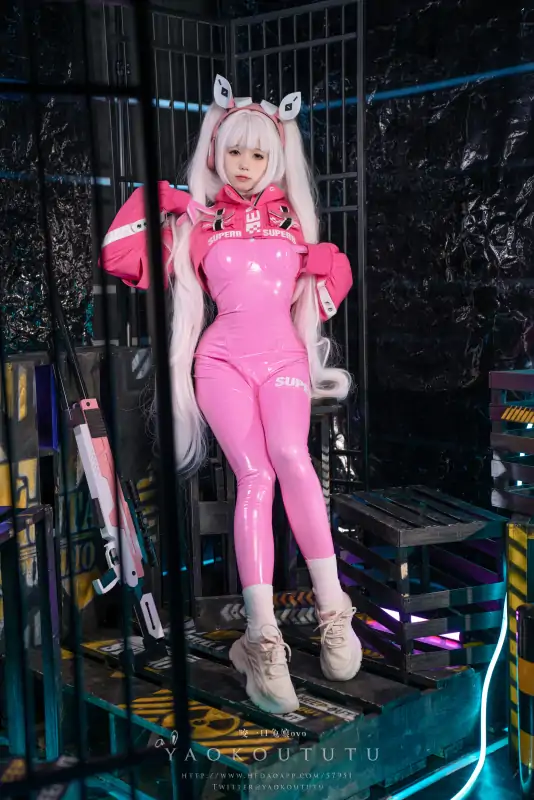 极品网红黏黏团子兔(咬一口兔娘)视图作品原版两套 [105P+1V/2.41G]