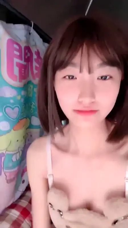 清纯系主播我就是呜崽酱宿舍尺度秀 [8V/2.69G]