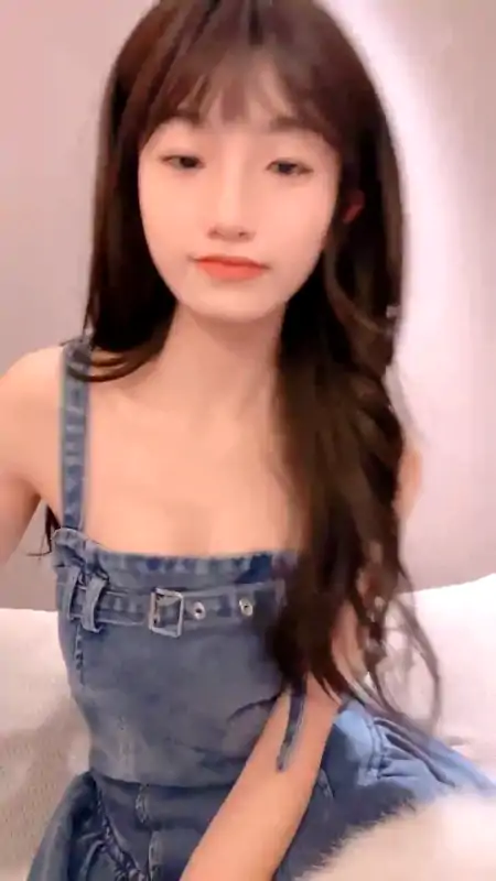 清纯系主播我就是呜崽酱宿舍尺度秀 [8V/2.69G]