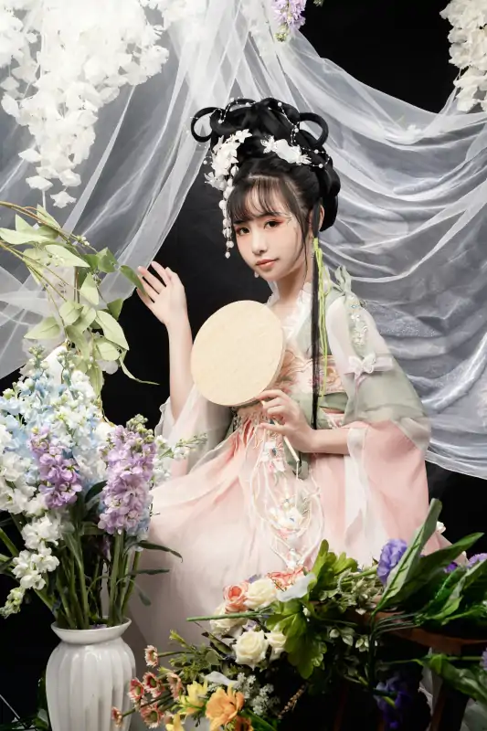 爆机少女喵小吉新作NIKKE爱丽丝玛奇玛花间集三套合集 [251P+6V/2.46G]