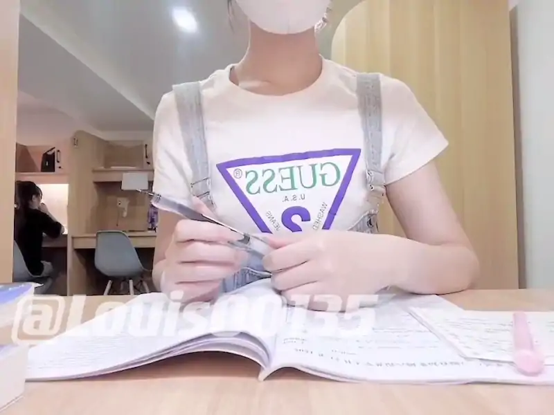 白虎贫胸网红洛洛幻想屋尺度作合集 [540V/3.12G]