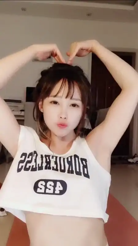 高颜值清纯女主播KIKI(000000)回归秀 [2V/1.59G]