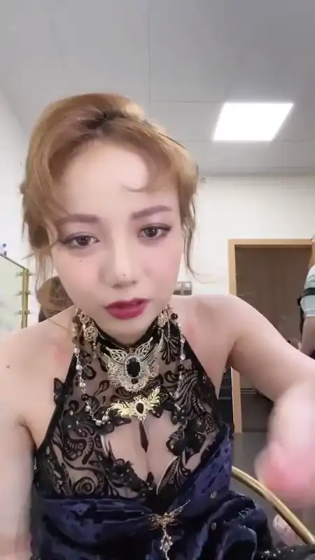 B站主播洛丽塔大哥直播走光 [1V/365M]