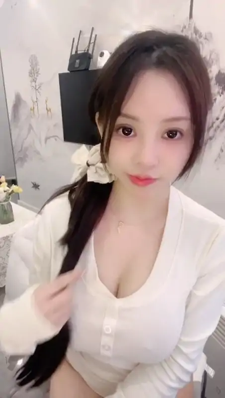 魔鬼身材烤红薯尺度直播 [2V/2.16G]