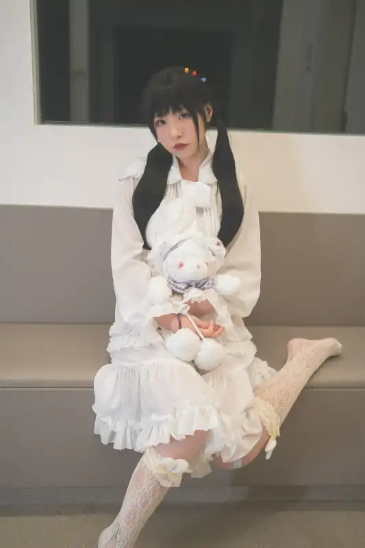 爆机少女喵小吉纯欲系新作深夜地铁 [90P+4V/846M]