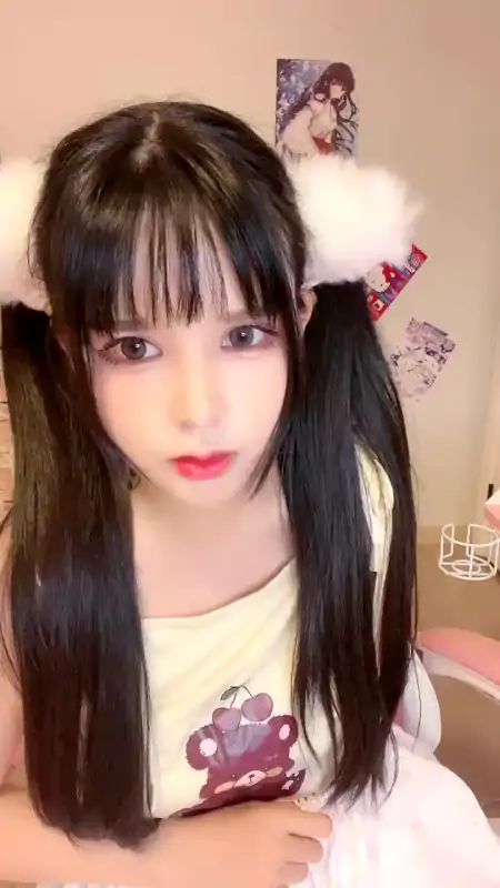 极品小仙女夏日甜甜尺度秀 [4V/2.26G]