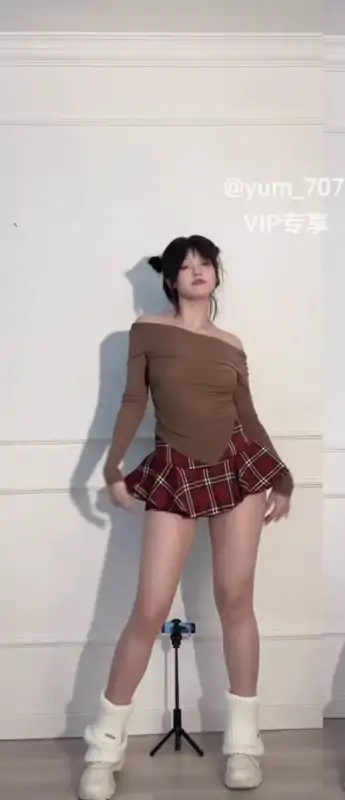 高颜值反差网红yum_707最新舞蹈与定制作 [12P+6V/263M]