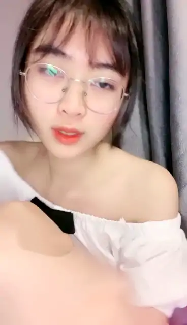 极品多汁眼镜娘朋友不吃糖尺度秀 [7V/2.31G]