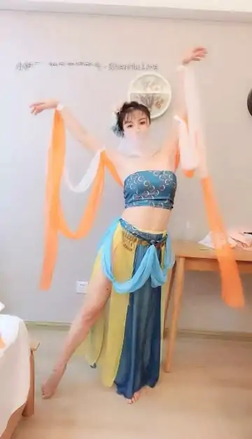 仙气飘飘的极品长腿童颜姐姐异域风 [4V/1.83G]