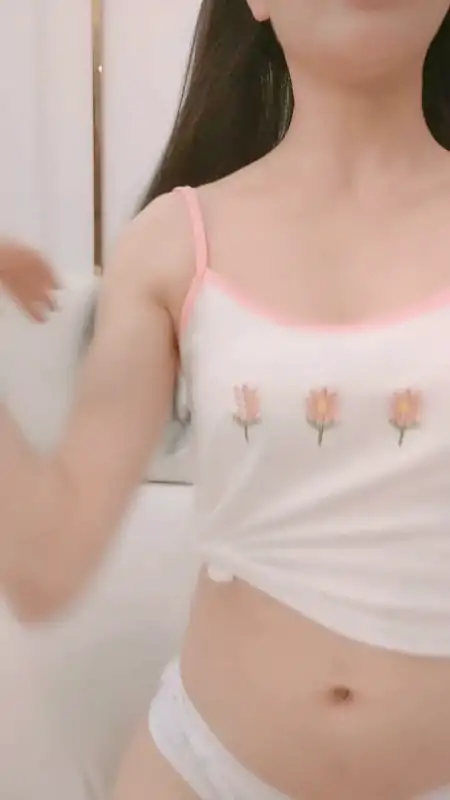 粉嫩美少女小佳佳尺度秀 [2V/2.11G]