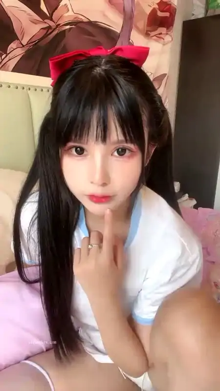 极品小仙女夏日甜甜尺度秀 [4V/2.26G]