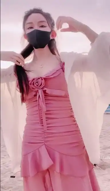 长相甜美的网红颜值女神 户外跳弹 [4V/2.87G]