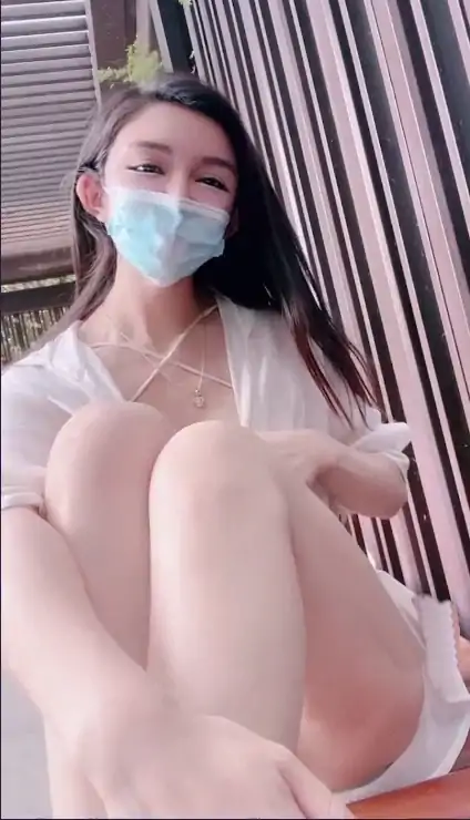 长相甜美的网红颜值女神 户外跳弹 [4V/2.87G]