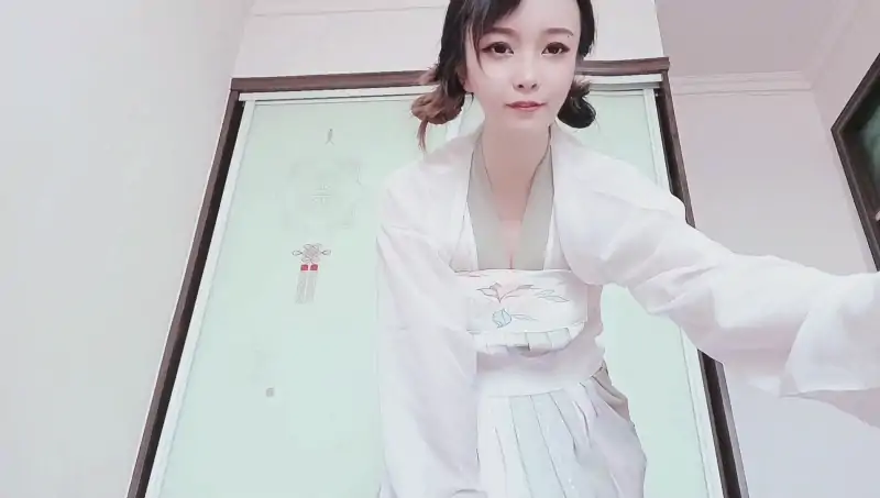 水蜜桃 土豪定制姐姐不在家勾引姐夫 [1V/1.37G]