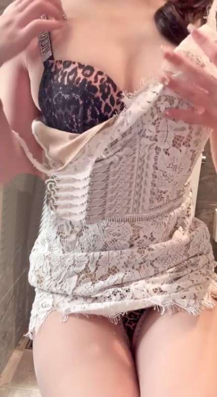 ybaby688 厕所白色花瓣裙 [1V/78.7M]