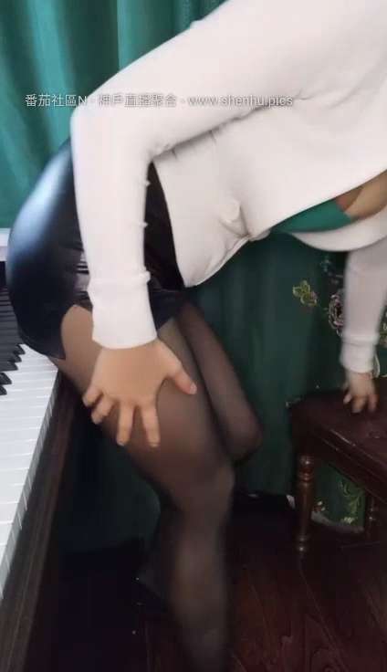 超级浪的极品身材钢琴老师 卡洛琳娜 [3V/2.33G]