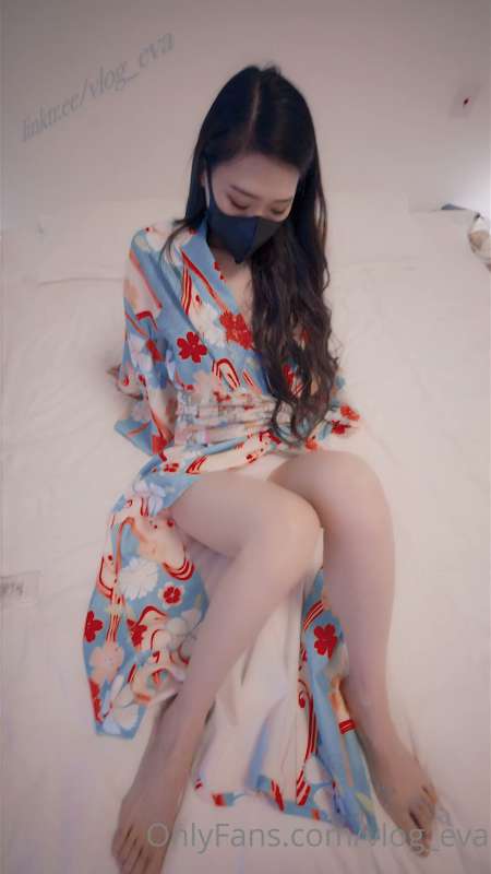 eva伊娃 睡袍与小鲜肉 [1V/402M]