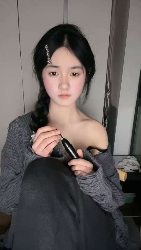 反差可爱纯欲天花板妹子 芸酱 [4V/1.15G]