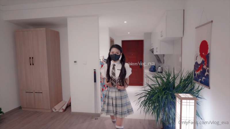 eva伊娃 被街头摄影师约拍JK装 [1V/998M]