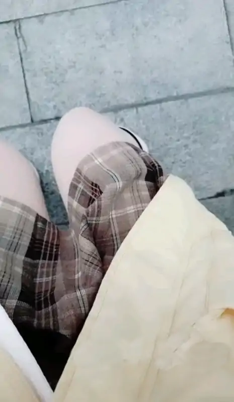 户外主播晴儿戴着大棒四处逛街 [4V/2.78G]