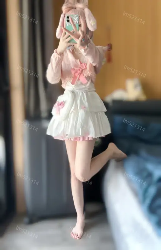 蓝媚er@lm521314 – 新作 6分钟  Cos旗袍黑丝乘骑 [50P+1V/389MB]