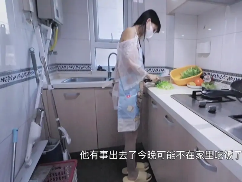 Tame凛 – 新作 1.15小时 和嫂子一起做饭 [1V/1.22G]