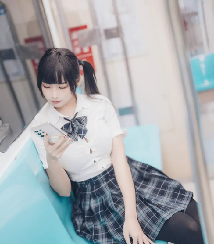 慕慕Momo – 45分钟 8K 電車通學少女 [64P+1V/5.59G]