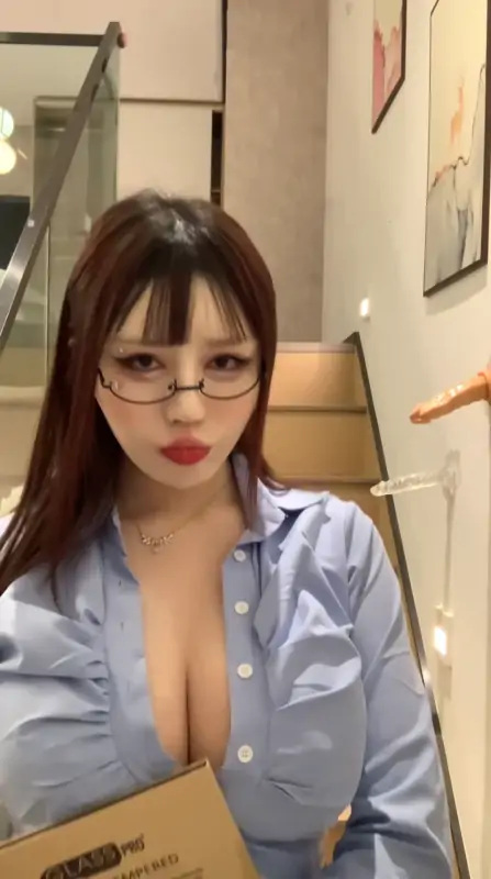 巨胸网红模特白兔伊定制作 [18V/2.77G]