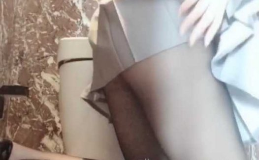 隔壁小姐姐 短裙撕黑丝 [1V/1.56G]